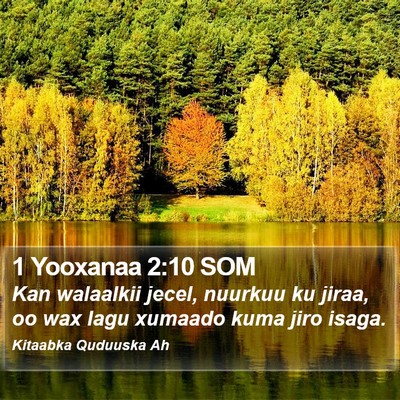 1 Yooxanaa 2:10 SOM Bible Verse Image