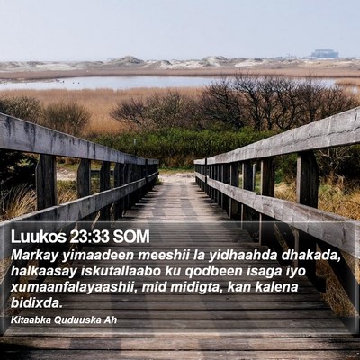 Luukos 23:33 SOM Bible Verse Image