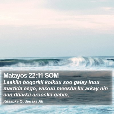 Matayos 22:11 SOM Bible Verse Image