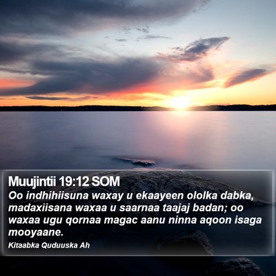 Muujintii 19:12 SOM Bible Verse Image