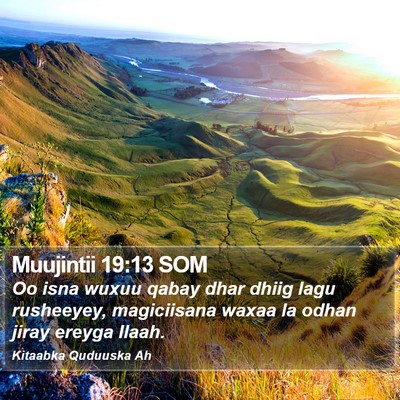 Muujintii 19:13 SOM Bible Verse Image