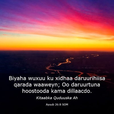Picture 03 - Ayuub 26:8 SOM - Biyaha wuxuu ku xidhaa daruurihiisa qarada - Bible Verse Picture