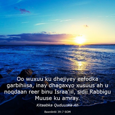 Picture 03 - Baxniintii 39:7 SOM - Oo wuxuu ku dhejiyey eefodka garbihiisa, inay - Bible Verse Picture