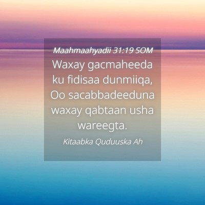 Picture 04 - Maahmaahyadii 31:19 SOM - Waxay gacmaheeda ku fidisaa dunmiiqa, Oo - Bible Verse Picture