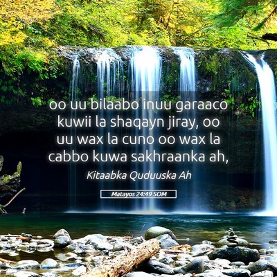 Picture 05 - Matayos 24:49 SOM - oo uu bilaabo inuu garaaco kuwii la shaqayn - Bible Verse Picture