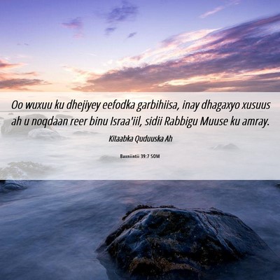 Picture 06 - Baxniintii 39:7 SOM - Oo wuxuu ku dhejiyey eefodka garbihiisa, inay - Bible Verse Picture