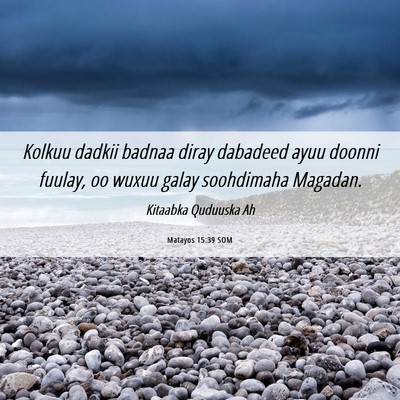 Picture 06 - Matayos 15:39 SOM - Kolkuu dadkii badnaa diray dabadeed ayuu doonni - Bible Verse Picture